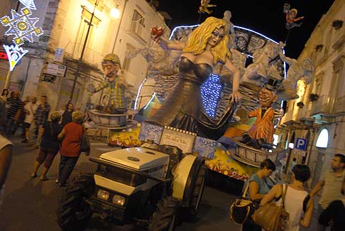 carro La Dolce Vita - Carro La Dolce Vita di Federico Fellini al Carnevale estivo di Putignano 2013 width=