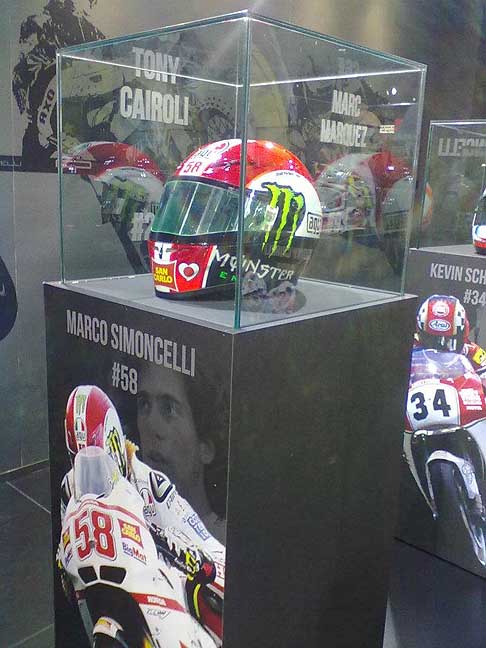 casco n. 58 di Simoncelli - Casco di Marco Simoncelli con il numero 58 all´Eicma 2011 width=