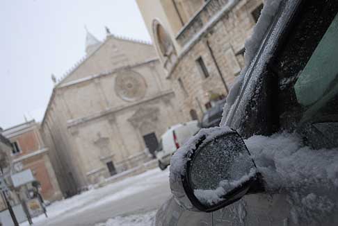 Neve in Puglia - Catedrale di Acquaviva delle Fonti (Bari) con neve width=