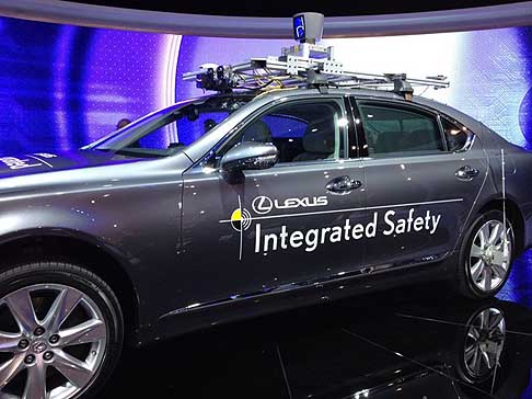 Lexus - Lexus LS600h integrated safety al CES 2013 di Las Vegas width=