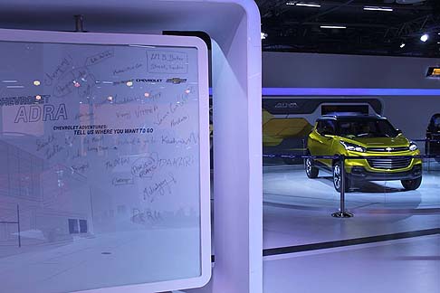 Chevrolet - A bordo, le linee sono contemporanee e l’ambiente spazioso. Nella plancia, la zona centrale comprende tutte le principali funzionalità, incluso lo schermo multimediale. width=