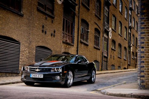 Chevrolet - Riconoscibile per il suo design fatto di muscoli, la Chevrolet Camaro è pronta per il grande ritorno in Europa dopo un’assenza di ben dieci anni. width=