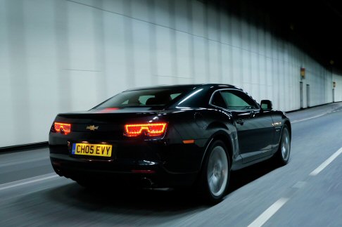 Chevrolet - Disponibile sia nella configurazione coupè che cabrio, la nuova Camaro si affida ad un potente motore V8 6,2 litri, abbinato ad un cambio manuale, che produce 569 Nm di coppia a 4.600 giri, e sarà distribuita in Europa in soli 2000 esemplari. width=