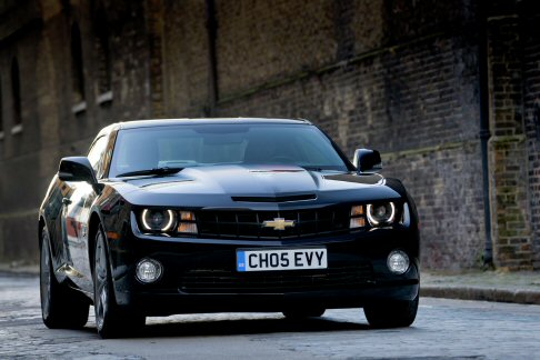 Chevrolet - L´interno della nuova Camaro trasmette semplicità e raffinatezza pur incorporando dettagli contemporanei nelle manopole, interruttori e nella illuminazione dell’ambiente. La console centrale integrata combina controlli stereo e clima in un pezzo unico.  width=
