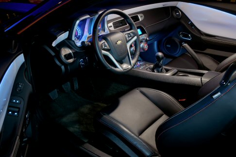 Chevrolet - Sarà disponibile, per un periodo limitato, anche la versione speciale Camaro 45th Anniversary Special Edition, basata sull’allestimento SS e riconoscibile per la livrea Carbon Flesh, con bande di colore argento, e cerchi da 20 pollici specifici.  width=