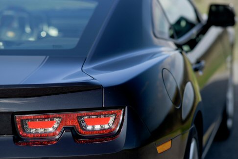 Chevrolet - Il listino della Camaro coupé oscilla tra 39.920 euro della versione manuale da 432 CV e i 43.960 euro della versione automatica 45th Anniversary Special Edition.  width=
