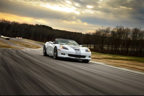 Chevrolet - Auto rappresentativa della mobilità a stelle e strisce,dove è considerata l’oggetto del desiderio di ogni automobilista americano, la fama di Corvette si consolidata nel tempo anche grazie alla sua tecnica all’avanguardia. .  width=