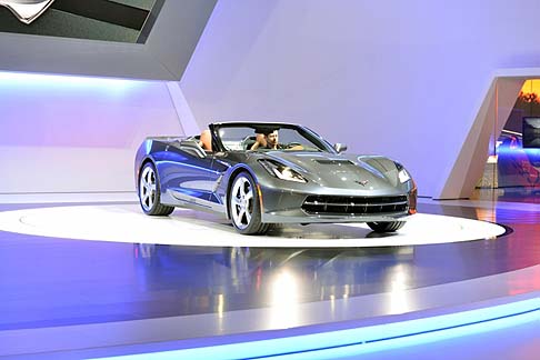 Chevrolet - La versione a cielo aperto di questa interessante vettura presenta tutte le tecnologie e le dotazioni impiegati sulla versione coupè, dalla quale si distingue per la presenza della capote. width=