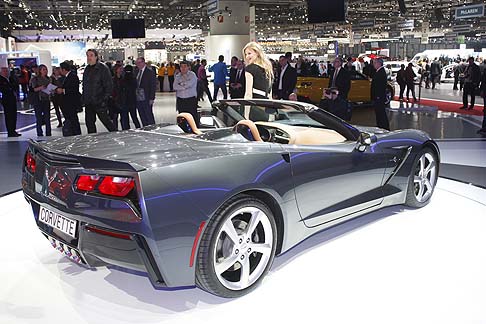 Chevrolet - Con la capote chiusa, la cabrio assicura un’esperienza di guida emozionante. Il tessuto a tre strati e l’imbottitura fonoassorbente della capote e il lunotto in vetro contribuiscono silenziosità di marcia. width=