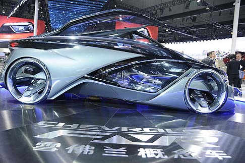 Chevrolet - Accogliente per quattro occupanti, l’abitacolo offre la possibilità di disporre i sedili in modo da potersi guardare durante la guida autonoma del veicolo.  width=