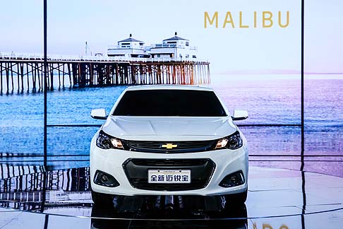 Chevrolet - Ancora più lunga rispetto alla generazione precedente, la Chevrolet Malibu presenta linee muscolose e scolpite. width=