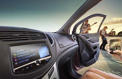 Chevrolet - Trax è dotata di una gamma completa di sistemi moderni per il controllo del telaio che comprendono l’Hill Start Assist e l’Hill Descent Control. width=