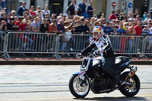 BMW - Chris Pfeiffer con il suo show su moto BMW width=