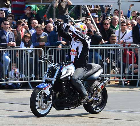 BMW - La moto BMW di Chris Pfeiffer 4 volte campione del mondo di Stunt Riding width=