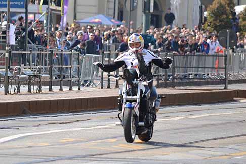 Red Bull - Le acrobazie di Chris Pfeiffer pluricampione del mondo di Stunt Riding width=