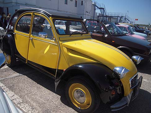 Citroen - L’evento clou del raduno è sicuramente concentrato nella mattinata del 2 giugno, che ha visto confluire numerose vetture. Classica Citroen Dyane dal colore giallo e nero width=