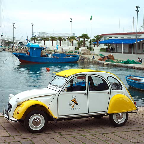 Citroen - La produzione industriale della 2CV ebbe inizio nel settembre del 1949 ed il primo modello, il tipo A, con motore di 375cc, fu assemblato sino al novembre del 1960 in 128.685 unità . width=