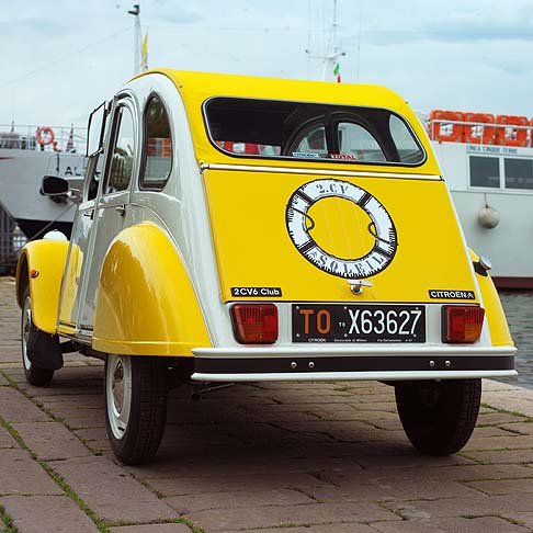 Citroen - Una 2CV che Citroën Italia ha realizzato con la supervisione di Gevin in persona, partendo da una vettura del 1982, prima restaurata in ogni sua parte e poi personalizzata secondo l’estro creativo di Gevin. width=