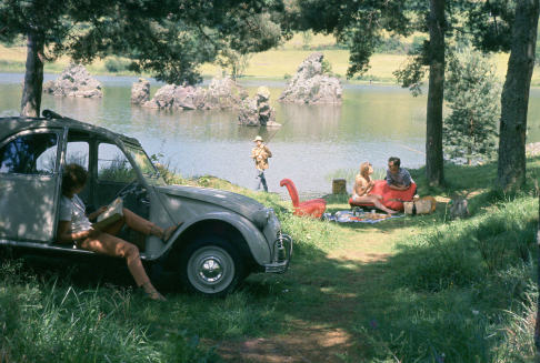 Citroen  - La genesi della 2CV rende spunto da un’indagine di mercato condotta in tutta la Francia, nelle aree sia rurali che urbane.
