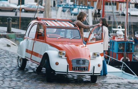 Citroen  - Flaminio Bertoni rielaborò l’estetica della T.P.V., trasformandola nella iconica 2CV, eliminando molte delle soluzioni ritenute inadeguate per il tempo. 