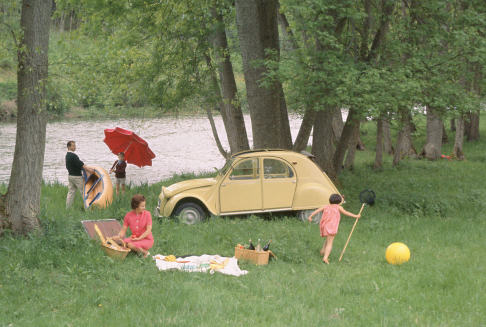 Citroen  - La prima apparizione ufficiale avvenne durante il Salone di Parigi nel 1948, suscitando ilarità tra i presenti