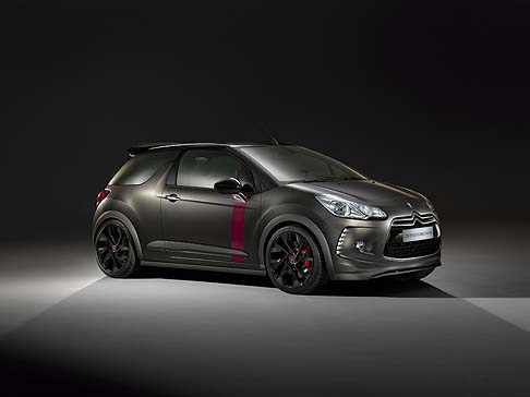 Citroen - Ancora più audace la versione DS3 Cabrio Racing, una vettura sportiva che abbina le caratteristiche tipiche di una DS3 Racing al piacere di guida di un’auto a cielo aperto. width=
