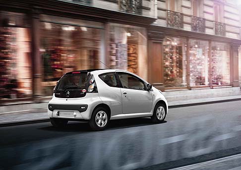 Citroen - L’equipaggiamento della fashion car risulta particolarmente ricco: climatizzatore, radio CD MP3 con presa USB e Aux-In, bluetooth con funzione streaming audio, 4 airbag e fari diurni a LED. width=