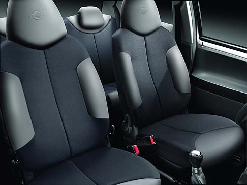 Citroen - L’ambiente interno offre un abitacolo ricco di stile, sobrio ed elegante. Spiccano i sedili bi-colore ton-sur-ton in tessuto/Tech Leather con cuciture in doppio colore rosso/nero ed embossage del logo Vanity Fair in rilievo.  width=