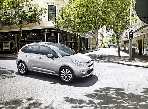 Citroen - Dopo la fortunata Citroen C1 Vanity Fair 10, lanciata lo scorso febbraio, anche il modello C3 veste i panni di una fashion car, celebrativa dei dieci anni di Vanity Fair, di cui CITROËN è partner storico.  width=