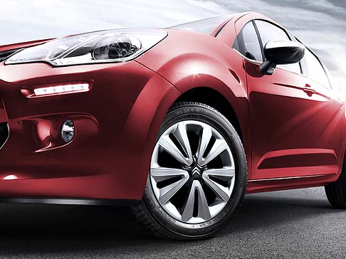 Citroen - Troviamo il parabrezza Zenith, che trasmette vantaggi come una maggiore visibilità e sicurezza, più luminosità e una migliore abitabilità e benessere. width=