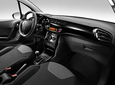 Citroen - Offerta in abbinamento alle motorizzazioni benzina a 3 cilindri 1.2 VTi 82 CV e diesel 1.4 HDi 70 CV FAP, la Citroen C3 Vanity Fair 10 è proposta ad un prezzo promozionale di 11.400 euro. width=
