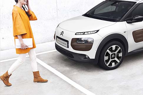 Citroen - Per una guida serena, la vettura offre funzioni selezionate per semplificare la vita quotidiana, come il sistema Park Assist, la telecamera di retromarcia che mostra le immagini sullo schermo Touch Pad 7 pollici, l’Hill assist. width=