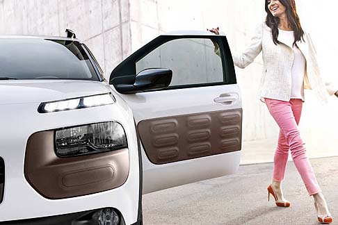Citroen - Citroen C4 Cactus abbina una piattaforma ottimizzata ad efficienti motori di ultima generazione, per coniugare piacere di guida e consumi di carburante ridotti. width=