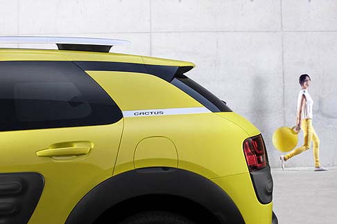 Citroen - Nella zona posteriore, i passeggeri dispongono di uno spazio per le ginocchia comparabile a quello di Citroen C4. Il generoso bagagliaio, offre un volume di carico di 358 litri. width=
