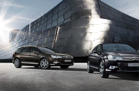 Citroen - L’equipaggiamento si arricchisce dei nuovi cerchi in lega da 17 pollici Egée, di serie, in base alle versioni, e di una nuova tinta, il marrone Guaranja. width=