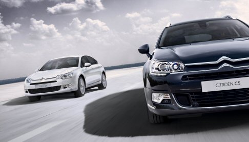 Citroen - A bordo, la versione Exclusive di Citroen C5 propone un nuovo rivestimento pelle/tessuto e nuove finiture. width=