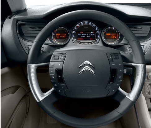 Citroen - Citroen C5 adotta, inoltre, il nuovo sistema di navigazione eMyWay associato alla Connecting Box, che comprende la presa Jack, la presa USB e il Kit vivavoce Bluetooth. width=