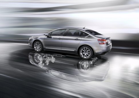 Citroen - In conclusione, Citroen C5 beneficia di tecnologie moderne ed esclusive, a servizio del benessere, del comfort e della sicurezza per tutti, come Citroen eTouch o la sospensione Idrattiva III+. width=