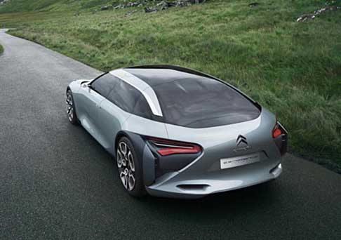 Citroen - Oltre allo stile, pienamente coerente con gli standard estetici del brand, la vettura non trascura il comfort, seguendo un programma destinato a garantire la piena vivibilità dell’abitacolo.