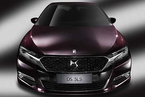 Citroen - Tra le caratterizzazioni estetiche spiccano le ampie carreggiate abbinate a ruote di grandi dimensioni. La coda scolpita offre esclusivi fari a LED. . width=