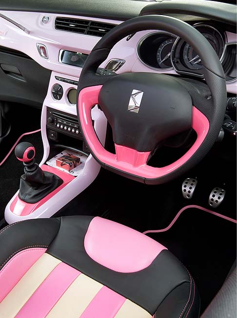 Citroen - All'esterno la carrozzeria è rosa e decorata sulle fiancate con un disegno stilizzato che rappresenta i grattacieli di San Francisco. width=