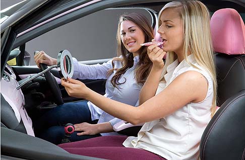 Citroen - La one-off rappresenta l'inizio di una collaborazione che coinvolgerà ulteriori progetti futuri tra il marchio transalpino e l’azienda di cosmetici americana. width=