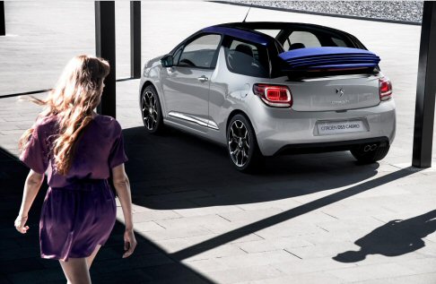 Citroen - Premiere del Salone di Parigi, la Citroen DS3 Cabrio inaugura una nuova pagina della gamma DS, con la proposta di una cabriolet la cui architettura consente di viaggiare a cielo aperto. width=