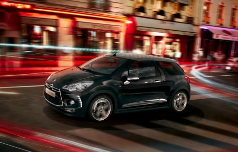 Citroen - DS3 Cabrio è una vera e propria DS3, adottandone le caratteristiche che hanno decretato il successo, come stile, cura del dettaglio e piacere di guida in tutte le situazioni. width=