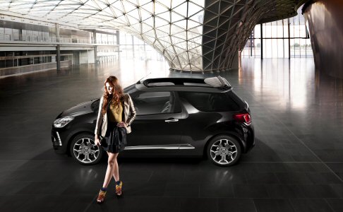 Citroen - A bordo le decorazioni della plancia, i profili degli aeratori e il pomello della leva del cambio si intonano alle tinte della carrozzeria e del tetto in tela. width=