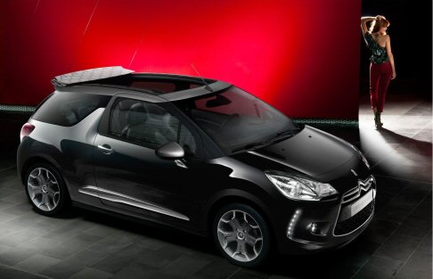Citroen - DS3 Cabrio introduce una ventata di modernità nel suo segmento grazie al tetto azionabile elettricamente fino a 120 km/h, 5 posti veri e il bagagliaio più ampio della sua categoria. width=