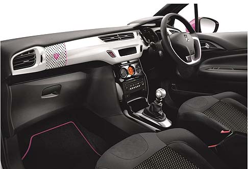Citroen - Sotto il cofano, la DS 3 Cabrio DStyle by Benefit è alimentata da un dinamico motore VTi 120, abbinato ad un cambio manuale a 5 marce.  width=