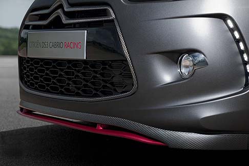 Citroen - I sedili avvolgenti richiamano le DS sportive del passato, con impunture a punto perla specifico della linea DS, in un inedito color Carmin sui sedili, sulla plancia e sul cambio. width=