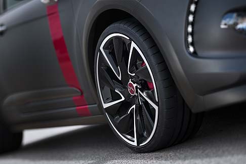 Citroen - Inoltre, la concept car esprime attraverso una linea di prodotti specifici un preciso stile di vita.  width=