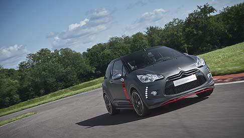 Citroen - Durante l’importante manifestazione dedicata allo sport automobilistico la vettura sfoggia tutte le caratteristiche del modello Citroen DS3 Racing, cui aggiunge la raffinatezza della DS3 Cabrio. width=